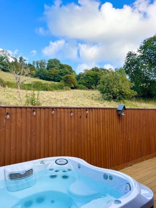 Countryside Converted Barn With Hot Tub نيوتن أبوت المظهر الخارجي الصورة