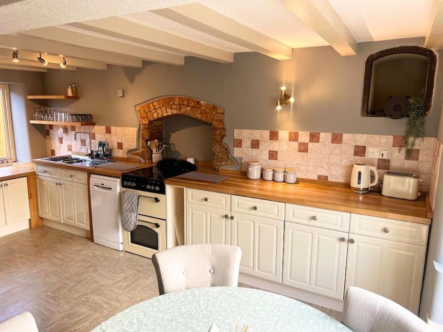 Countryside Converted Barn With Hot Tub نيوتن أبوت المظهر الخارجي الصورة